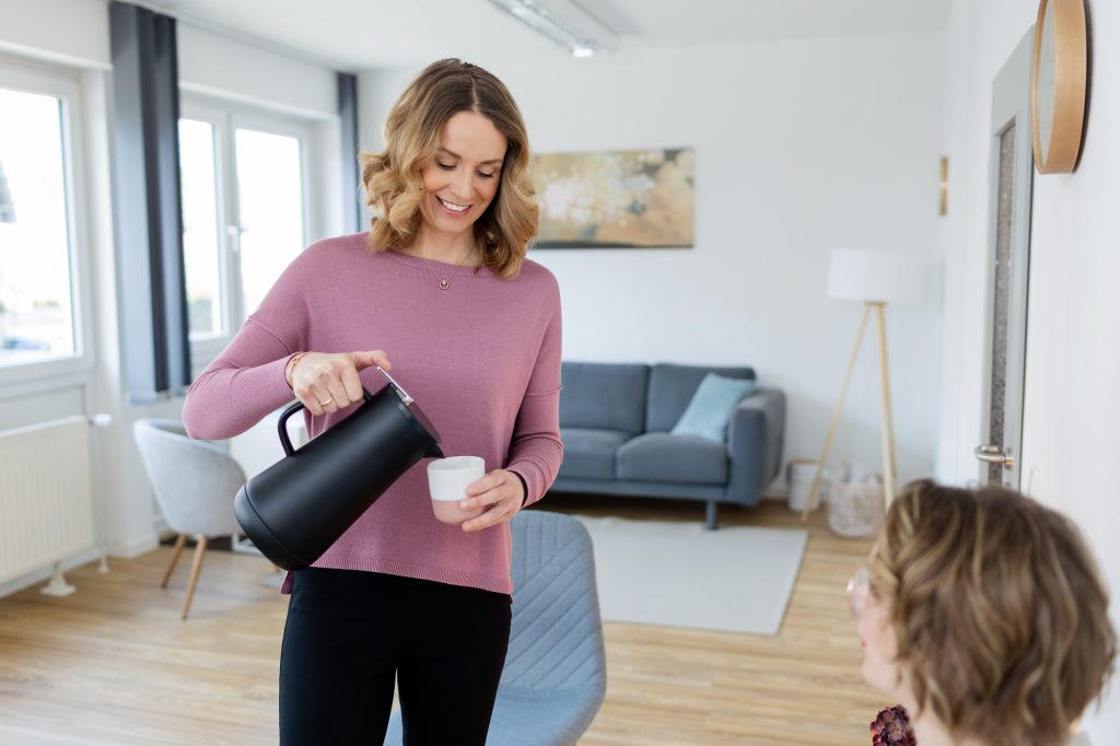 Johanna Trimborn schenkt Kaffee ein